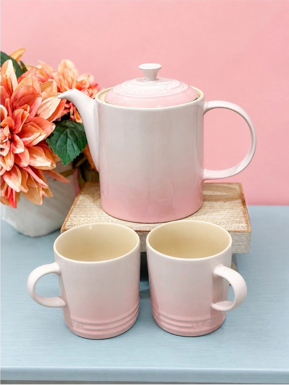 Le Creuset Grand Teapot Shell Pink 1.3 L
& 2 Matching 350ML Coffee Cups